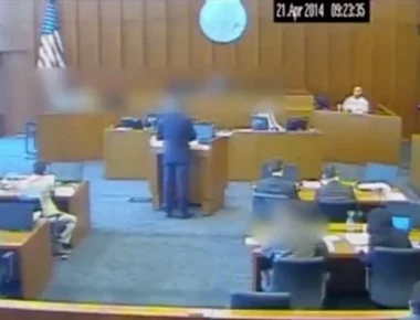 Aπίστευτο: Κάρφωσε τον μάρτυρα με ένα μολύβι μέσα στο δικαστήριο! (βίντεο)